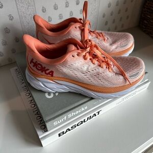 Size 7 HOKA Clifton 8